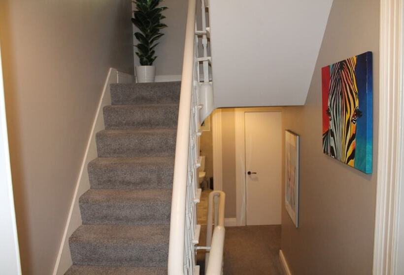דירת נופש Stunning 4 Bed House In Belfast