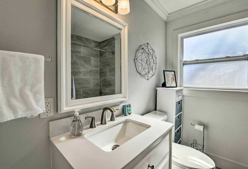 Retro Bay Cottage Near Destin, Dog Friendly!