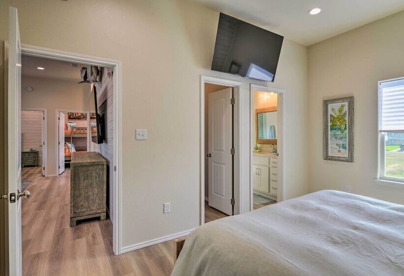6 Mi To Beach: Rockport Home W/ Pool Access!