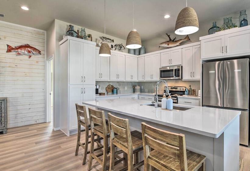 6 Mi To Beach: Rockport Home W/ Pool Access!