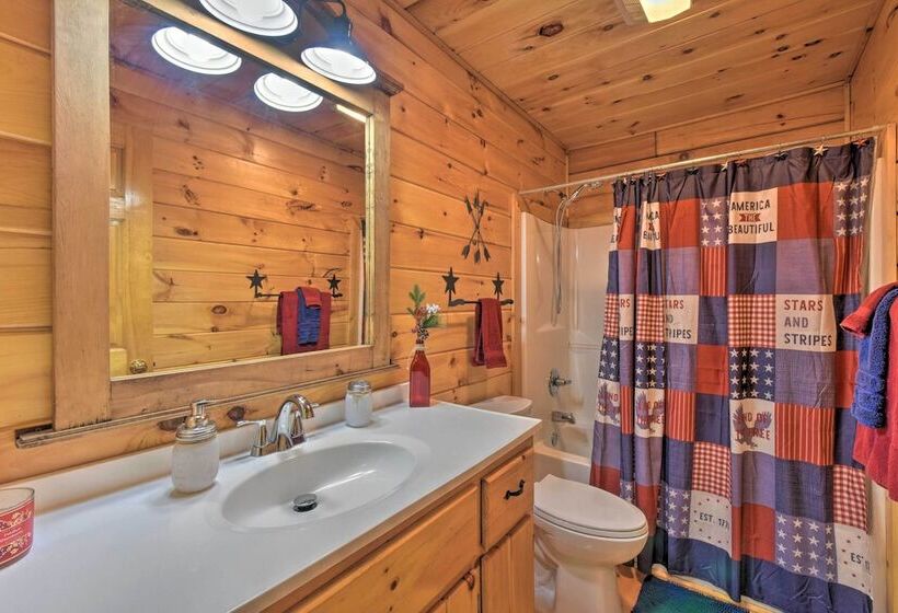 Rural Murphy Cabin   Yard, Hot Tub & Fire Pit