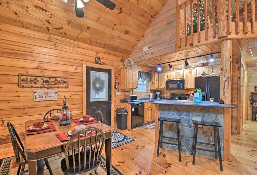 Rural Murphy Cabin   Yard, Hot Tub & Fire Pit