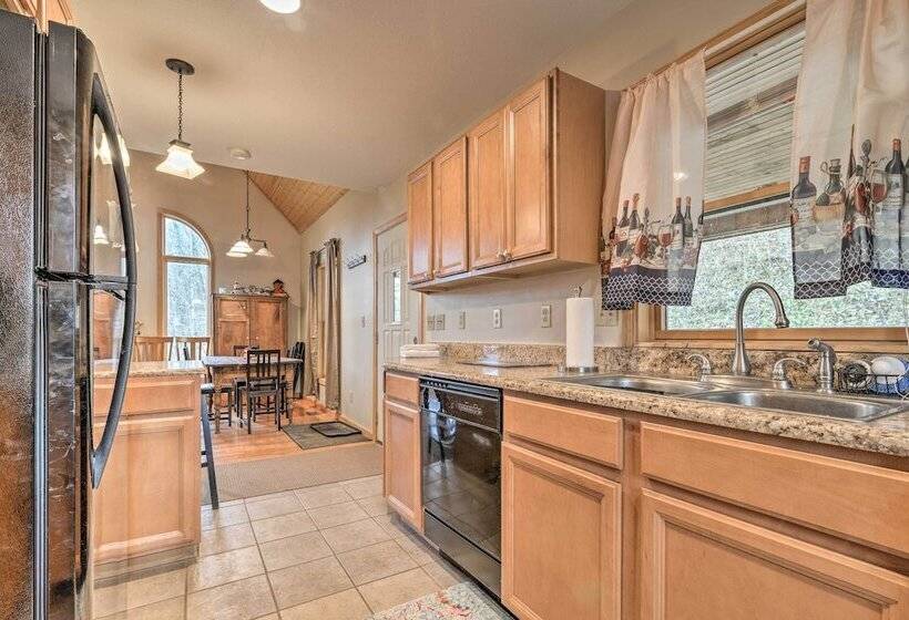 Rustic Cabin In The Woods: 6 Mi To Snowshoe Resort