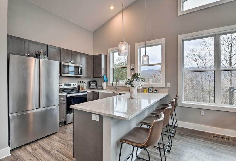 Scenic Hillside Cabin In Sylva W/ Hot Tub & Views!