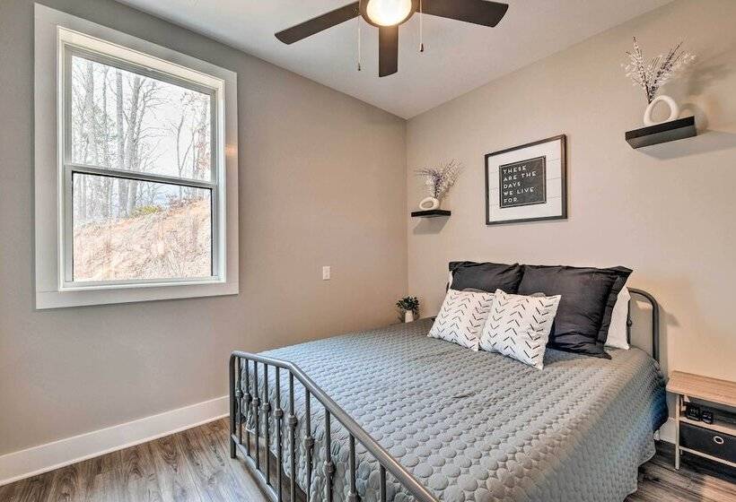 Scenic Hillside Cabin In Sylva W/ Hot Tub & Views!