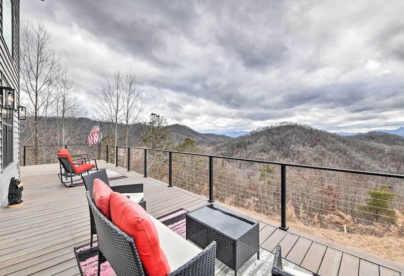 Scenic Hillside Cabin In Sylva W/ Hot Tub & Views!