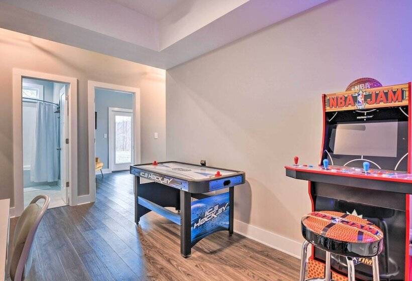 Scenic Hillside Cabin In Sylva W/ Hot Tub & Views!