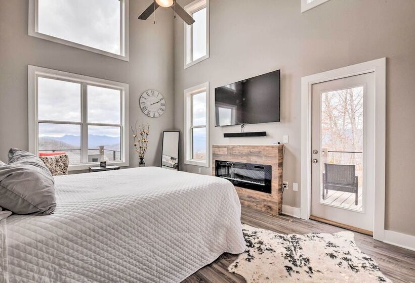 Scenic Hillside Cabin In Sylva W/ Hot Tub & Views!