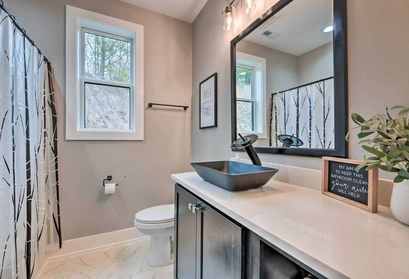 Scenic Hillside Cabin In Sylva W/ Hot Tub & Views!