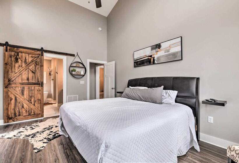 Scenic Hillside Cabin In Sylva W/ Hot Tub & Views!