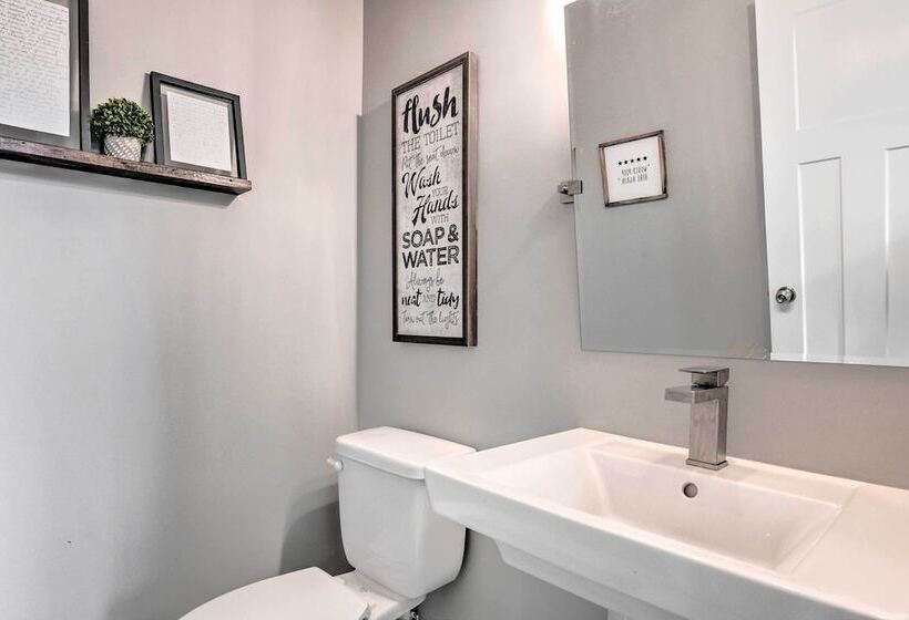 Scenic Hillside Cabin In Sylva W/ Hot Tub & Views!