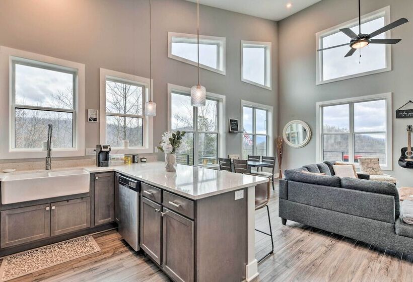 Scenic Hillside Cabin In Sylva W/ Hot Tub & Views!