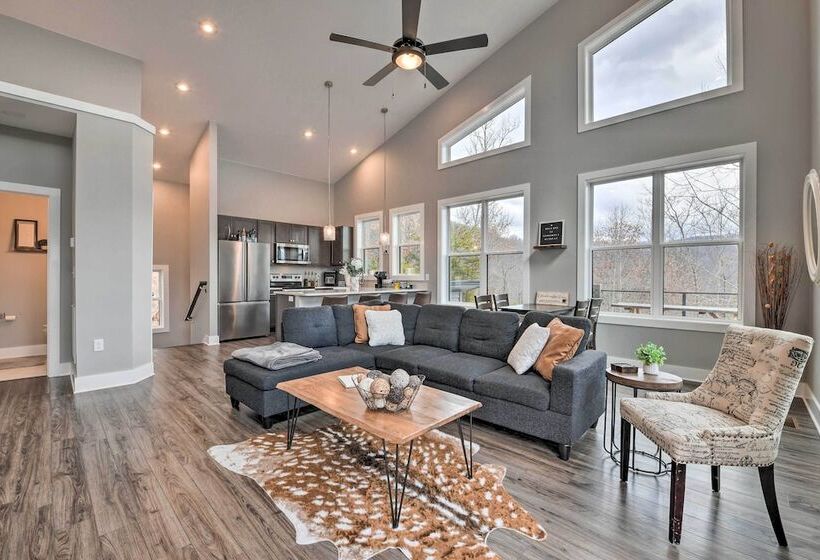 Scenic Hillside Cabin In Sylva W/ Hot Tub & Views!