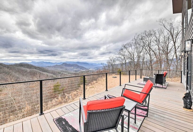 Scenic Hillside Cabin In Sylva W/ Hot Tub & Views!
