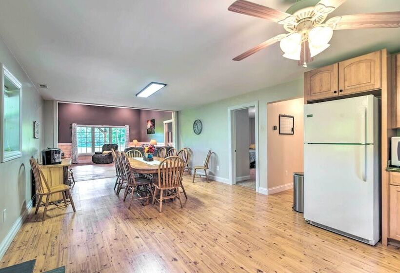 Secluded Brownsville Cabin W/ Deck & Fire Pit