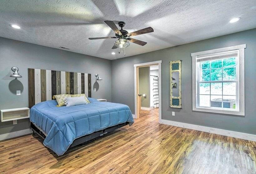 Secluded Brownsville Cabin W/ Deck & Fire Pit