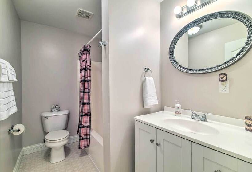 Secluded Brownsville Cabin W/ Deck & Fire Pit