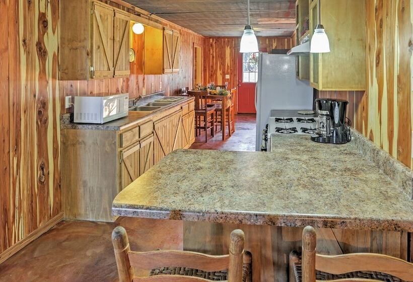 Secluded Everton Retreat W/ Ozark Mountain Views!