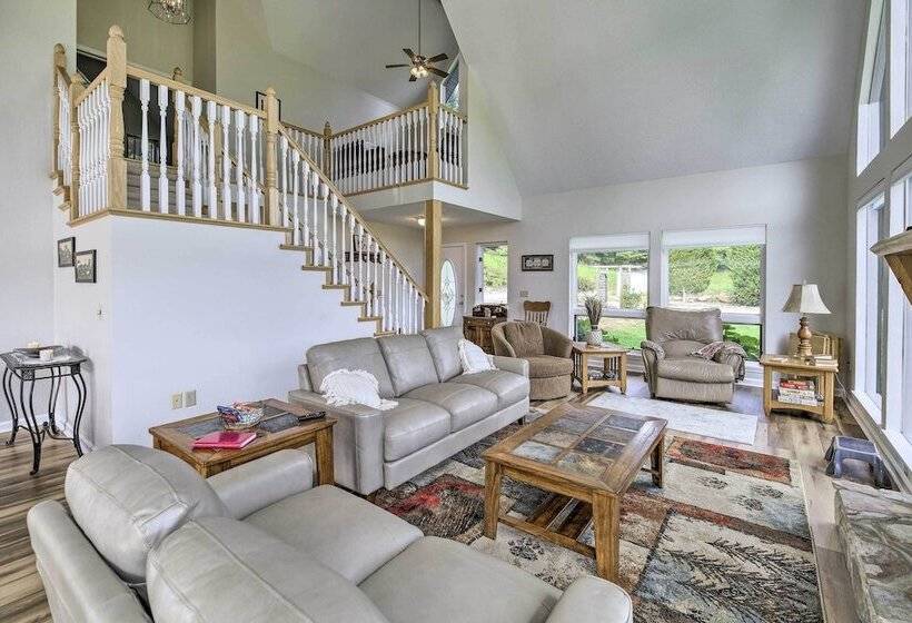 Secluded Mountain City Home W/ Deck & Views!