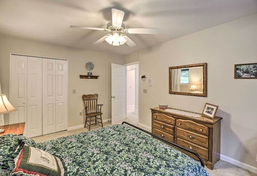 Secluded Mountain City Home W/ Deck & Views!