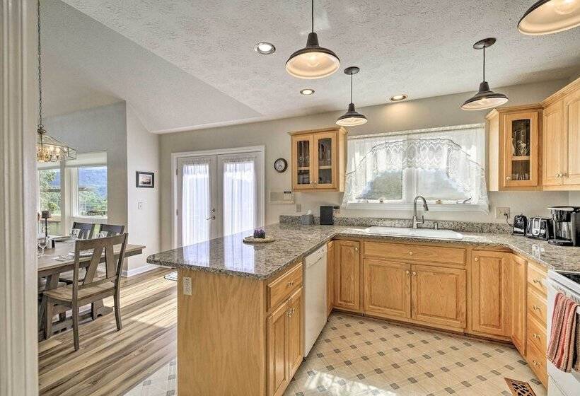 Secluded Mountain City Home W/ Deck & Views!