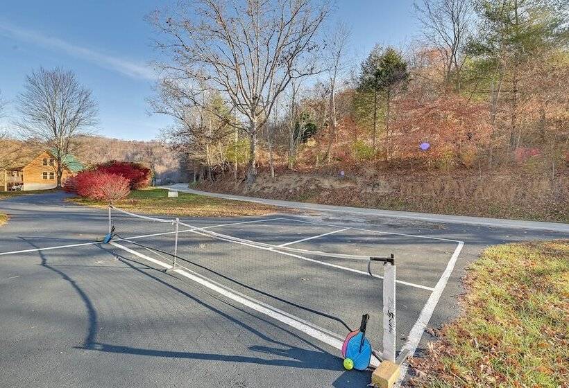 Secluded Retreat: Bbq, Lawn Games, & Fire Pit!