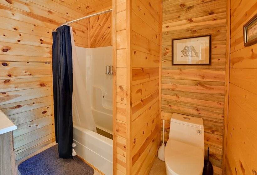 Secluded Retreat: Bbq, Lawn Games, & Fire Pit!