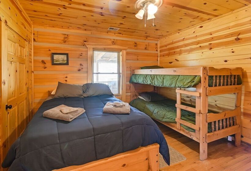 Secluded Retreat: Bbq, Lawn Games, & Fire Pit!