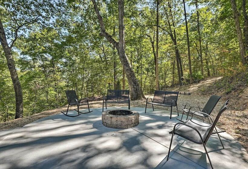 Secluded Table Rock Lake/branson Cabin W/ Hot Tub!