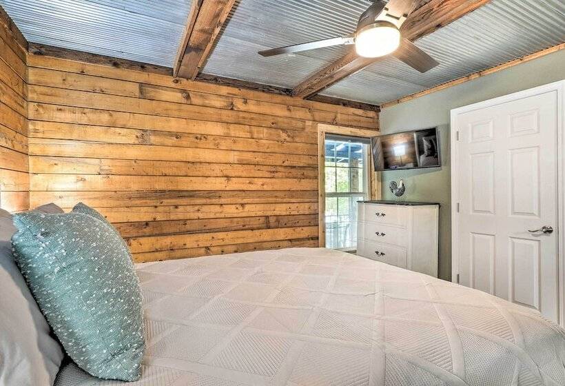 Secluded Table Rock Lake/branson Cabin W/ Hot Tub!