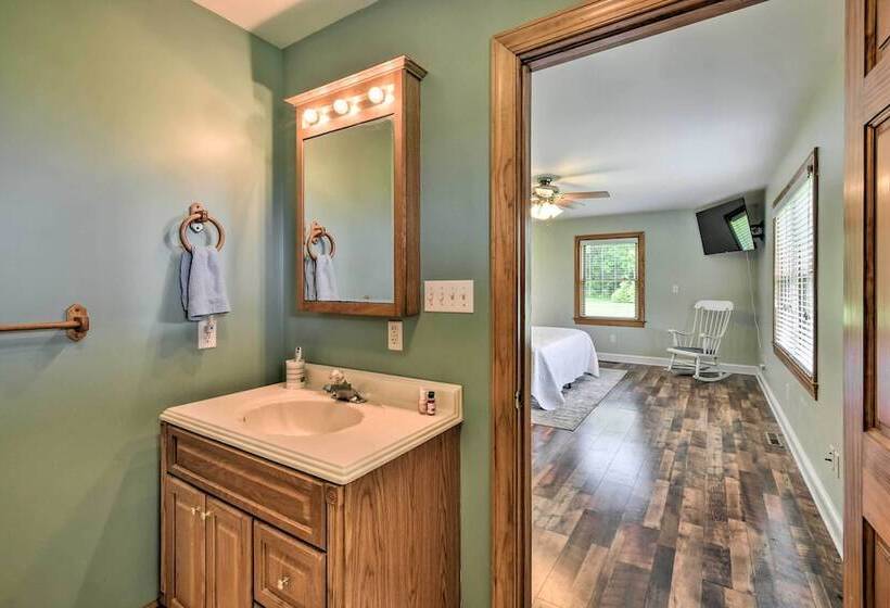 Pet Friendly Woodsy Gem: 1/4 Mi To Chesapeake Bay