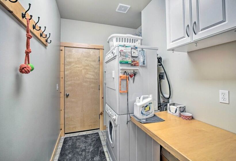 Cle Elum Lake Home W/ Hot Tub & Mountain Views