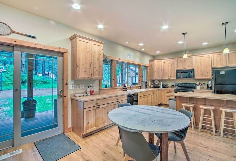 Cle Elum Lake Home W/ Hot Tub & Mountain Views