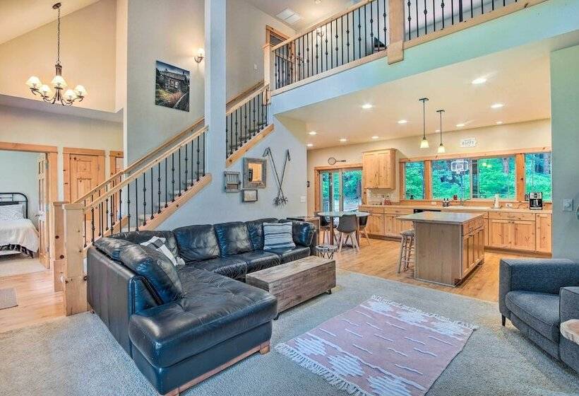 Cle Elum Lake Home W/ Hot Tub & Mountain Views