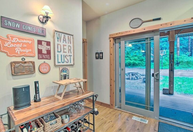 Cle Elum Lake Home W/ Hot Tub & Mountain Views