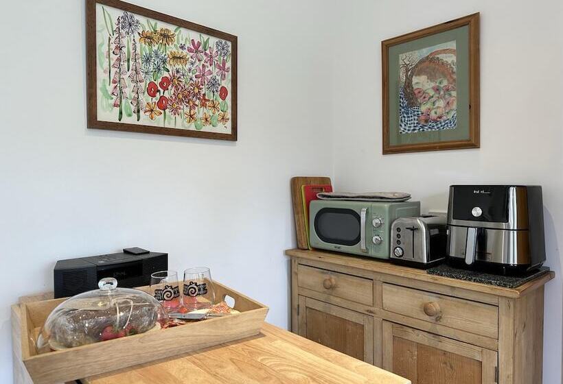 Shepherd S Hut In A Herefordshire Cider Orchard