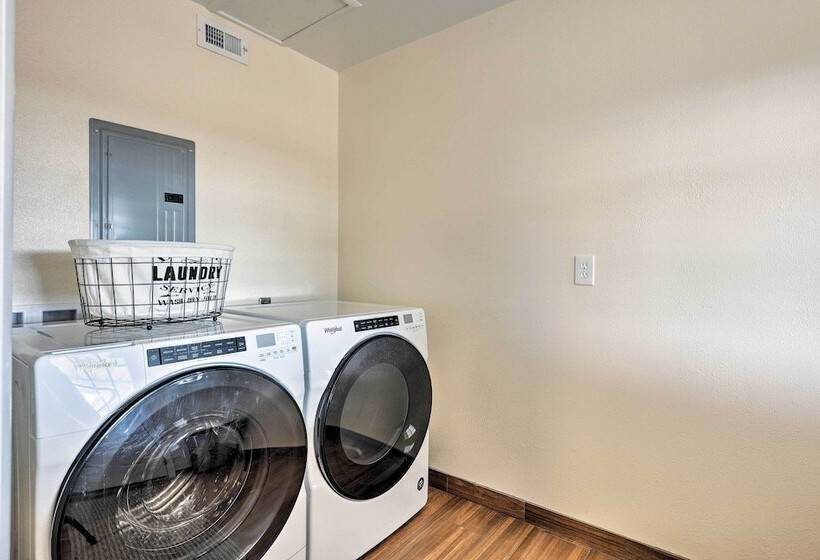 Sierra Nevada Mountain Retreat, Set On Citrus Farm