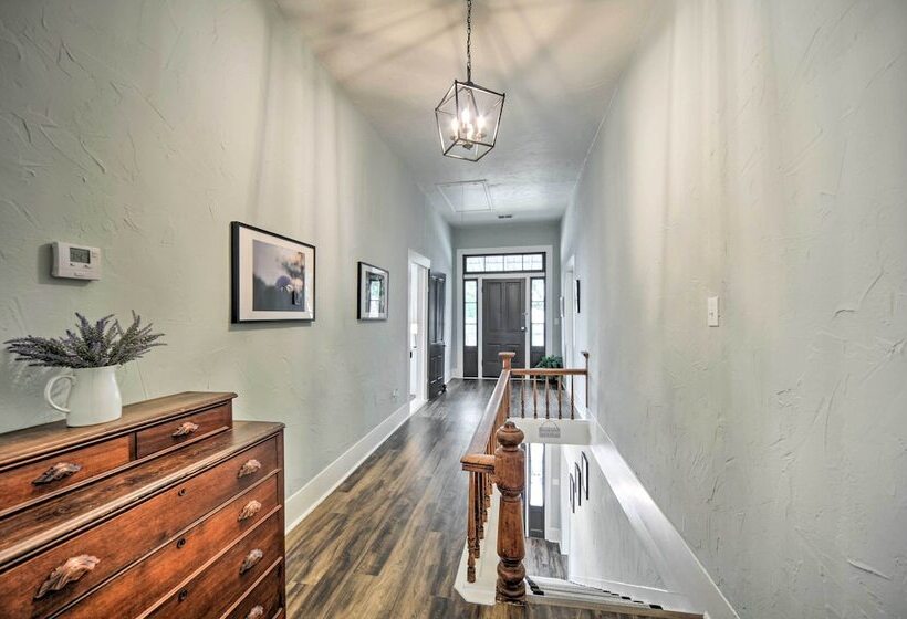 Spacious Abode, Walk To Texas Heroes Square!