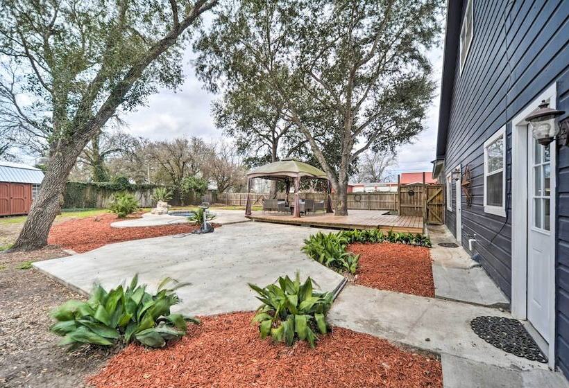 Spacious Abode, Walk To Texas Heroes Square!