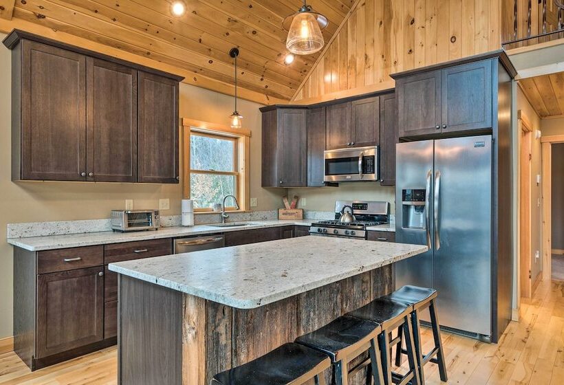 Spacious Cabin: 10 Mi To Sunday River Skiing!