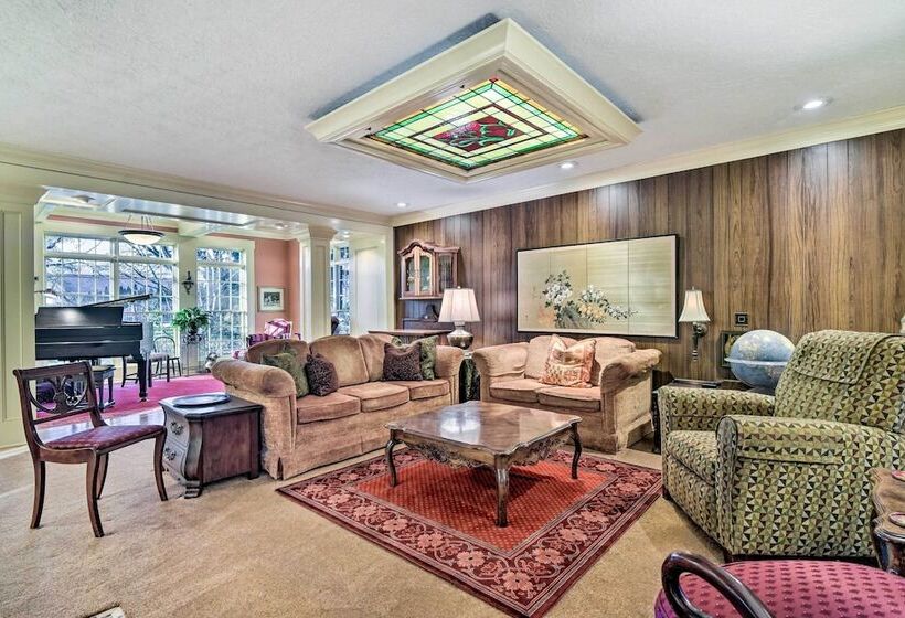 Spacious Hillsboro Home ~ 18 Mi To Portland!