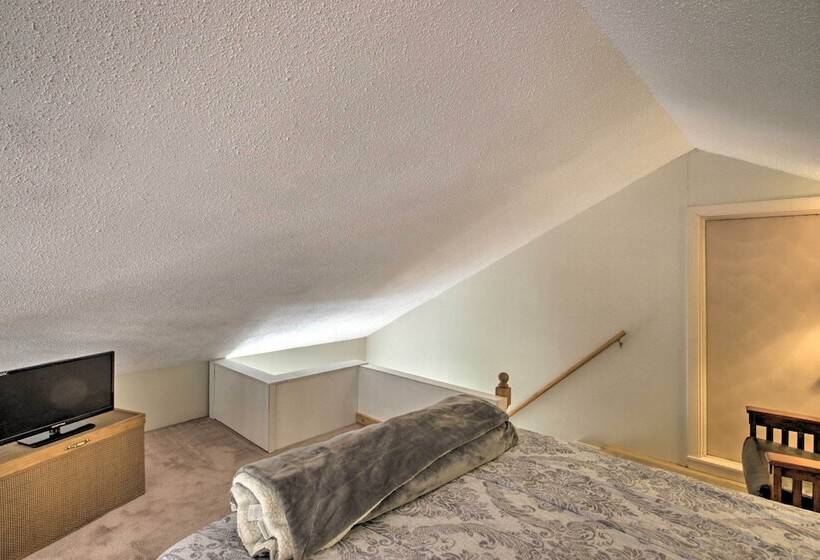 White Mountains Home W/ Hot Tub   Walk To Town!