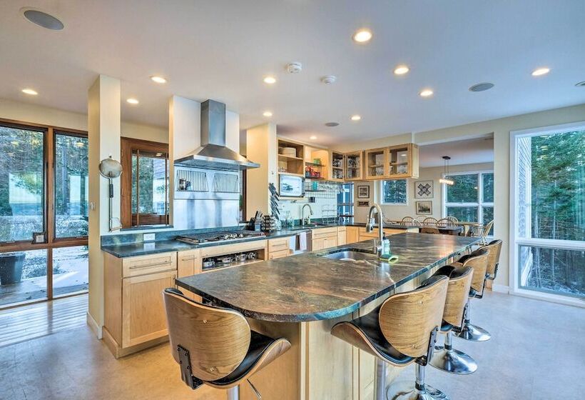 Spacious Phippsburg Home W/ Oceanfront Views
