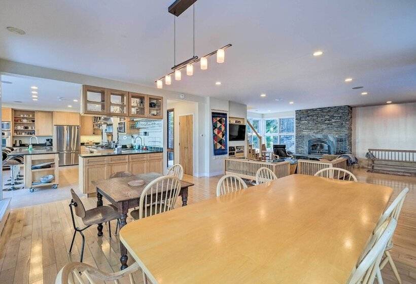 Spacious Phippsburg Home W/ Oceanfront Views