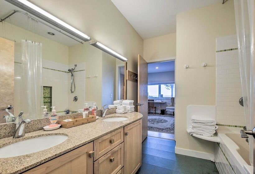 Spacious Phippsburg Home W/ Oceanfront Views