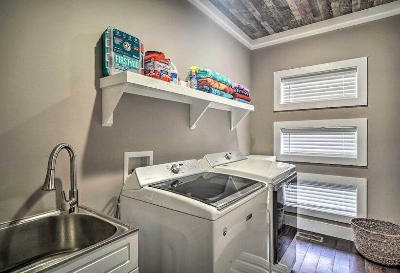 Spacious Sevierville Home W/ Hot Tub!