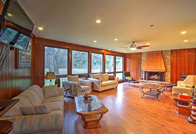 South Haven Home ~ 1 Mi To Lake Michigan!