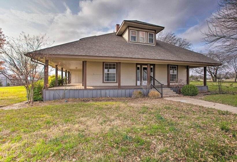 Spacious Vacation Home: 10 Mi To Lavon Lake!
