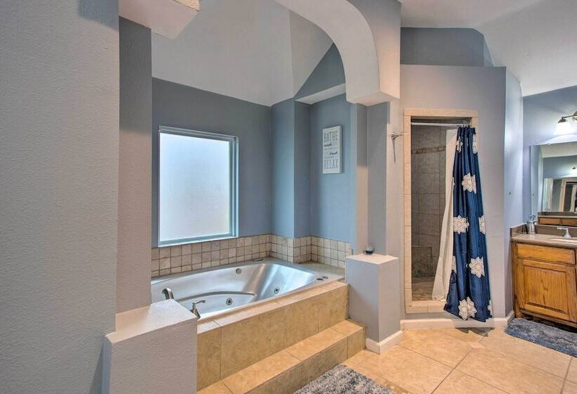 Spacious Vacation Home: 10 Mi To Lavon Lake!