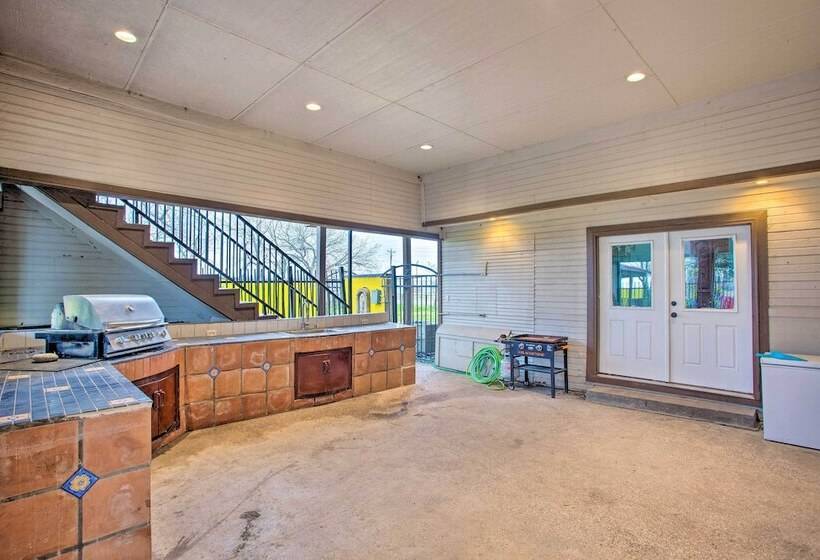 Spacious Vacation Home: 10 Mi To Lavon Lake!